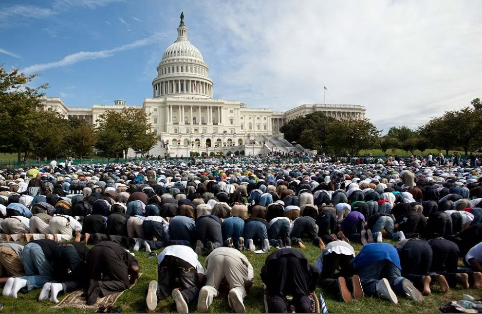 http://conservativepapers.com/wp-content/uploads/2011/12/muslims_whitehouse.jpg