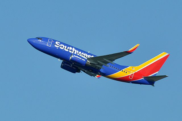 Image: Southwest Airlines backs down from vaccine mandate after massive protests