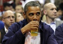 Obama drinks beer