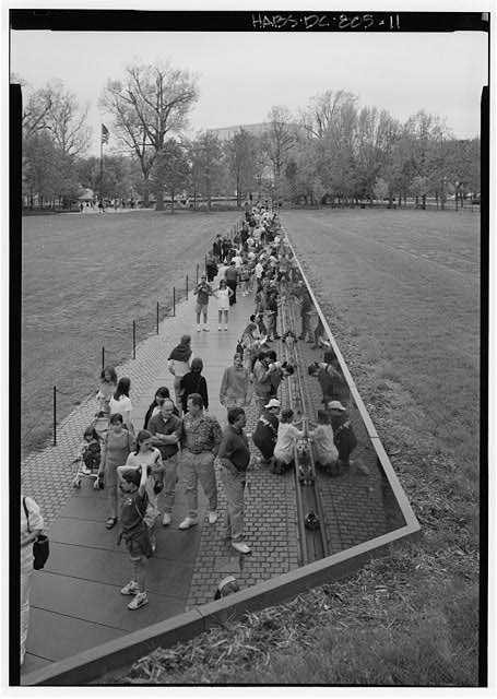 One of the first photos of the Memorial after it opened. (Photo: Library of Congress)