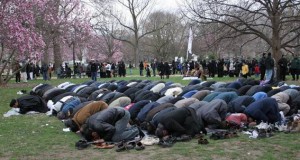 muslims-praying-in-the-park