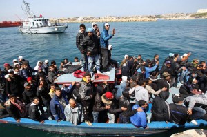 crowded-boat_1859634i