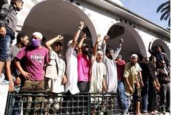 Tunisian Salafists shout slogans outside the El-Fath mosque in Tunis on September 17
